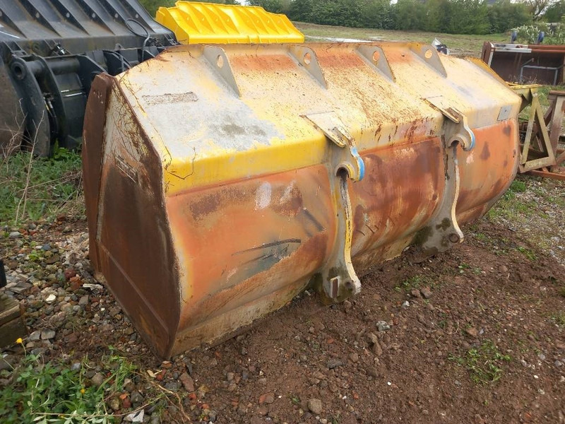 Komatsu WA380-8 Quick coupler & Bucket - Bucket for Construction machinery: picture 3 Komatsu WA380-8 Quick coupler & Bucket - Bucket for Construction machinery: picture 3