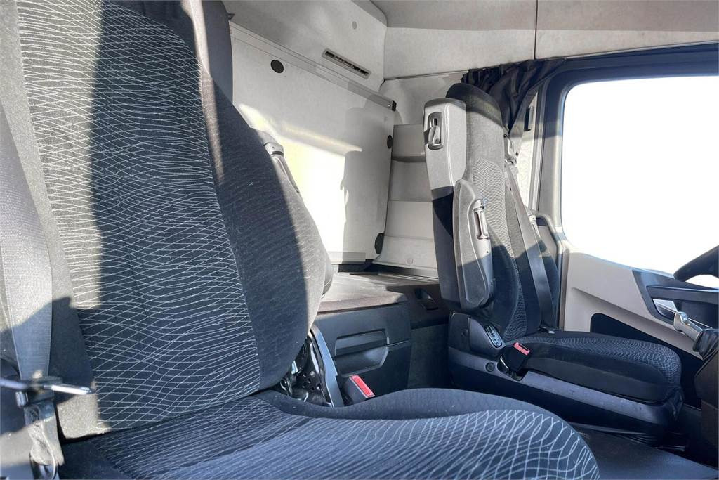 Isothermal truck Mercedes-Benz ACTROS L 2551 6x2 FRC 06/2027: picture 18