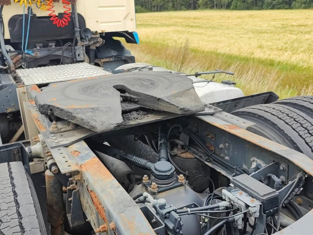 Tractor unit Volvo FM 9: picture 6