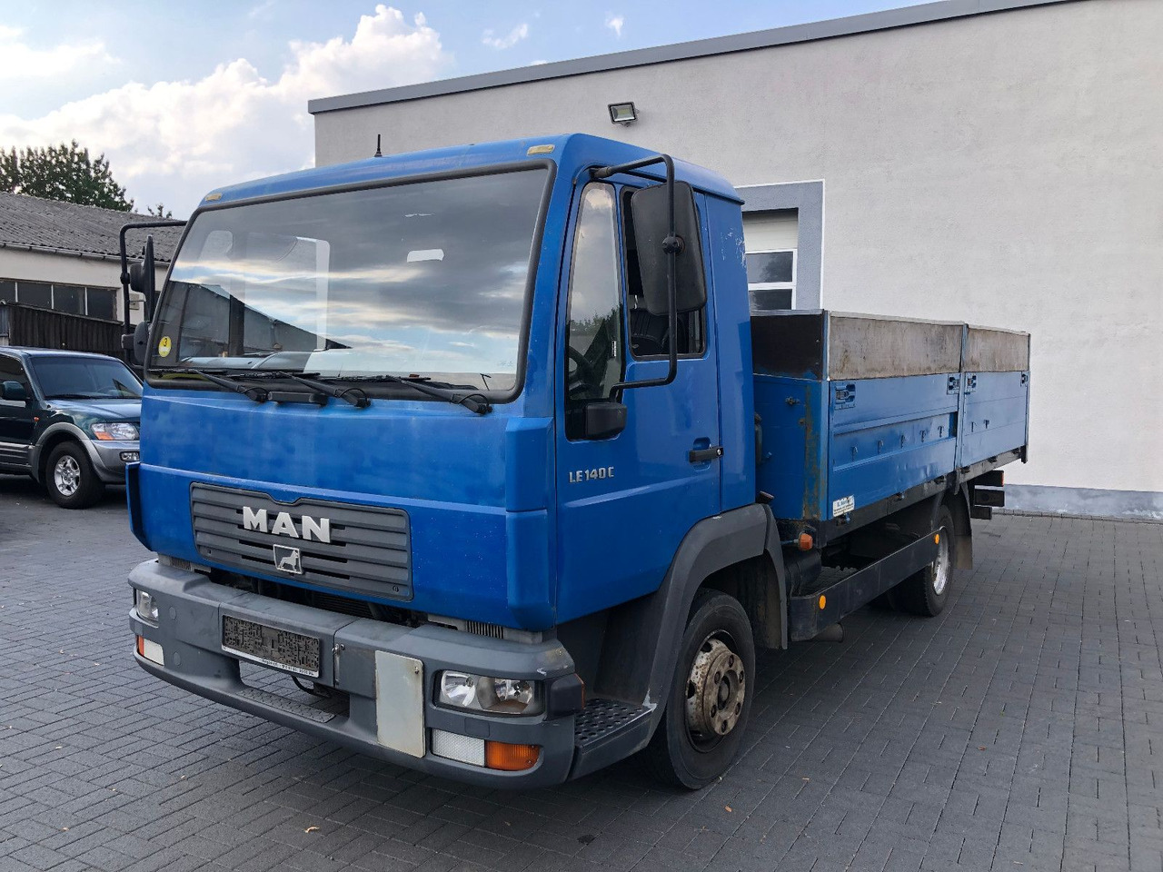 MAN LE 140 C Klima, Tempomat, TÜV 11-2025 - Flatbed van: picture 1 MAN LE 140 C Klima, Tempomat, TÜV 11-2025 - Flatbed van: picture 1