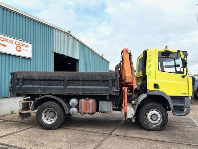 DAF 65 -180ATI 4x4 FULL STEEL 3-WAY KIPPER AND PALFINGER CRANE (EURO 2 / MANUAL GEARBOX / FULL STEEL SUSPENSION / ETC.) - Tipper, Crane truck: picture 4 DAF 65 -180ATI 4x4 FULL STEEL 3-WAY KIPPER AND PALFINGER CRANE (EURO 2 / MANUAL GEARBOX / FULL STEEL SUSPENSION / ETC.) - Tipper, Crane truck: picture 4
