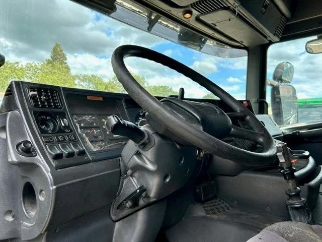 Tractor unit Scania R124-400 L 4x2 SLEEPERCAB ADR/VLG (2 FUEL LINES!!) (EURO 2 / 12 GEARS MANUAL GEARBOX / RETARDER / BLOWER / P.T.O. / AIRCONDITION: picture 5
