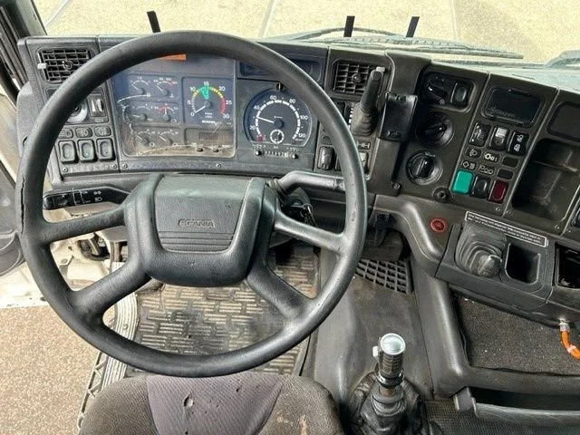 Interior photo 2: Tractor unit Scania R124-400 L 4x2 SLEEPERCAB ADR/VLG (2 FUEL LINES!!) (EURO 2 / 12 GEARS MANUAL GEARBOX / RETARDER / BLOWER / P.T.O. / AIRCONDITION