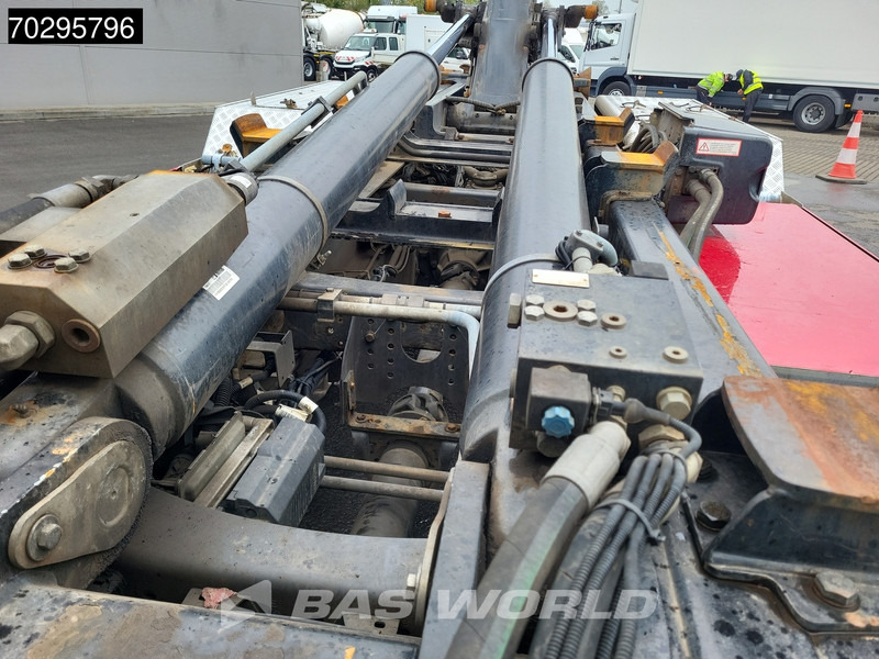 Volvo FH16 750 FH16 6X2 HIAB Multilift XR21S61 Hooklift Lift+steering Axle Automatic Euro 6 - Hook lift truck: picture 5 Volvo FH16 750 FH16 6X2 HIAB Multilift XR21S61 Hooklift Lift+steering Axle Automatic Euro 6 - Hook lift truck: picture 5