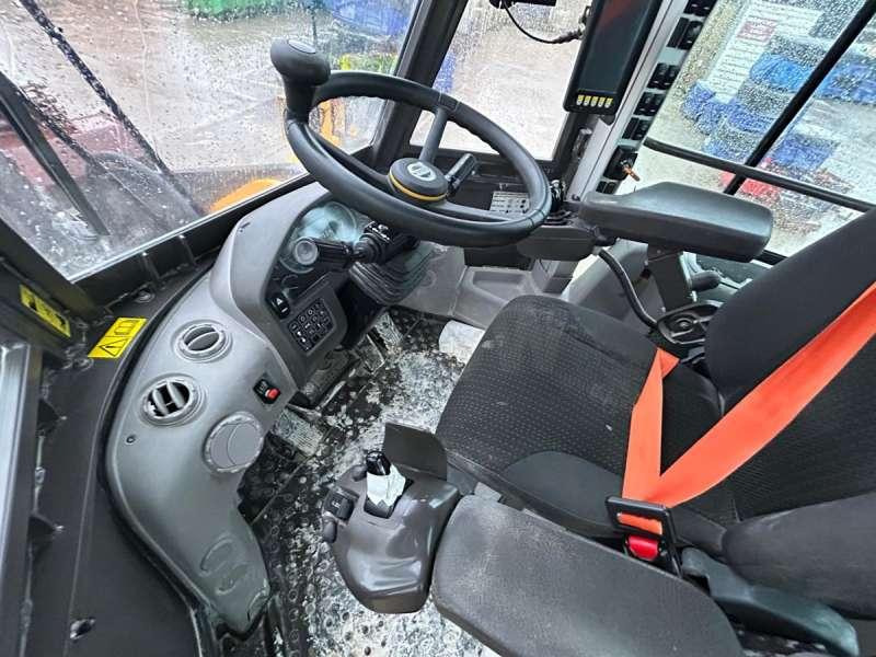 Wheel loader Volvo L220H: picture 34