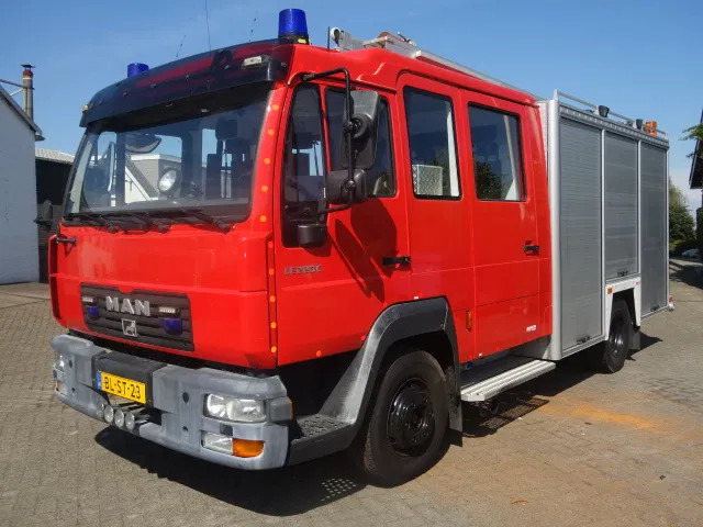 MAN LE 220C GODIVA POMP 2000 LITER TANK,MANUAL GEARBOX - Fire truck: picture 2 MAN LE 220C GODIVA POMP 2000 LITER TANK,MANUAL GEARBOX - Fire truck: picture 2