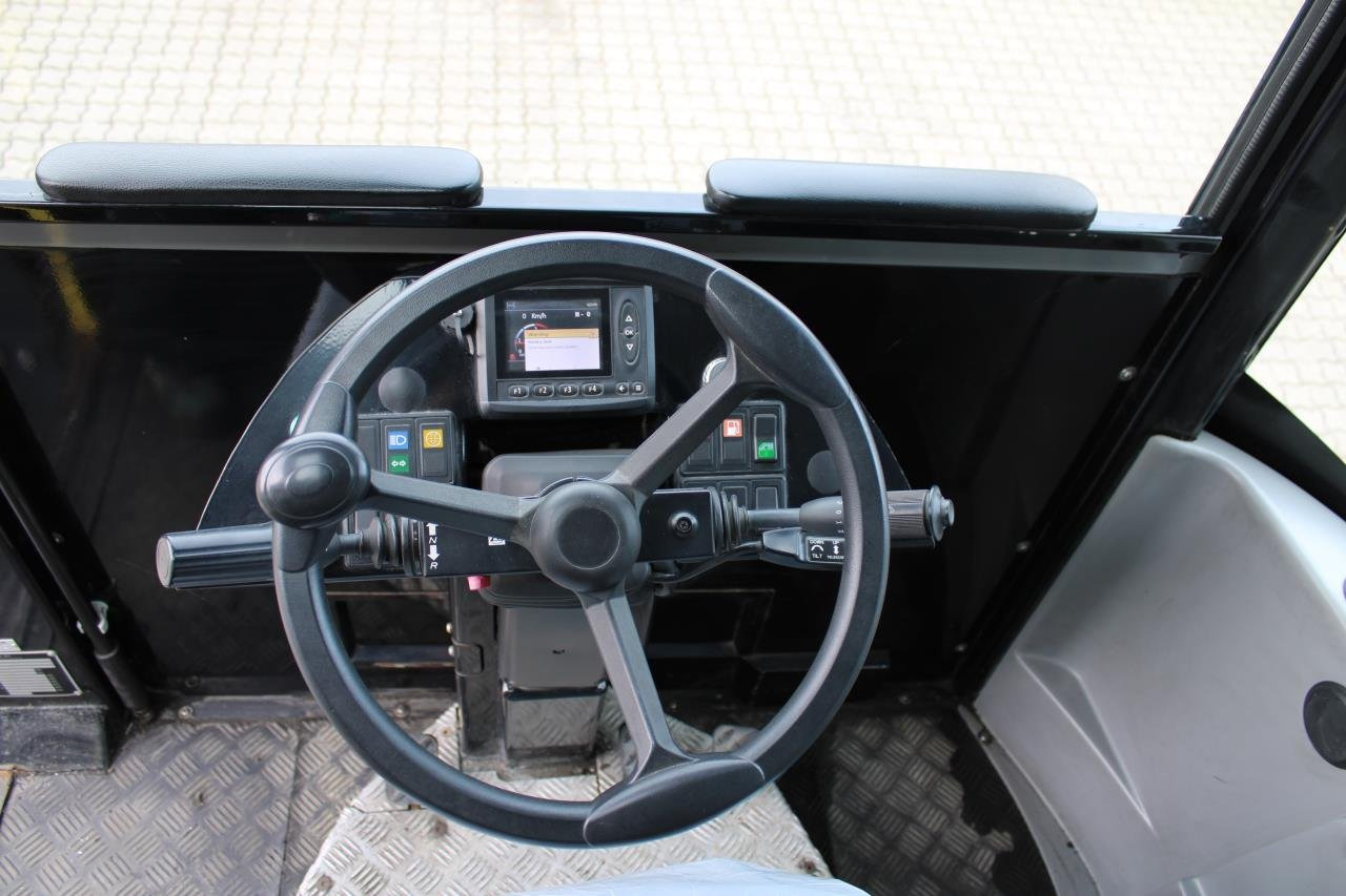 MOL RM255 4X4 - Terminal tractor: picture 4 MOL RM255 4X4 - Terminal tractor: picture 4