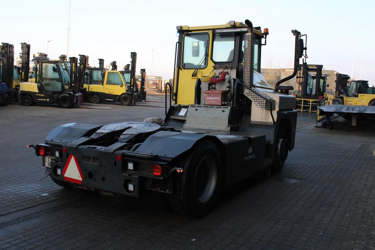 MOL RM255 4X4 - Terminal tractor: picture 3 MOL RM255 4X4 - Terminal tractor: picture 3