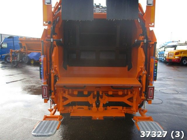 FUSO Canter 9C18 - Garbage truck: picture 3 FUSO Canter 9C18 - Garbage truck: picture 3