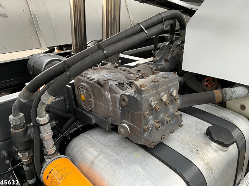 Vacuum truck Mercedes-Benz Antos 2833 Euro 6 DHM kolkenzuiger Just 123.687 km!: picture 16 Vacuum truck Mercedes-Benz Antos 2833 Euro 6 DHM kolkenzuiger Just 123.687 km!: picture 16