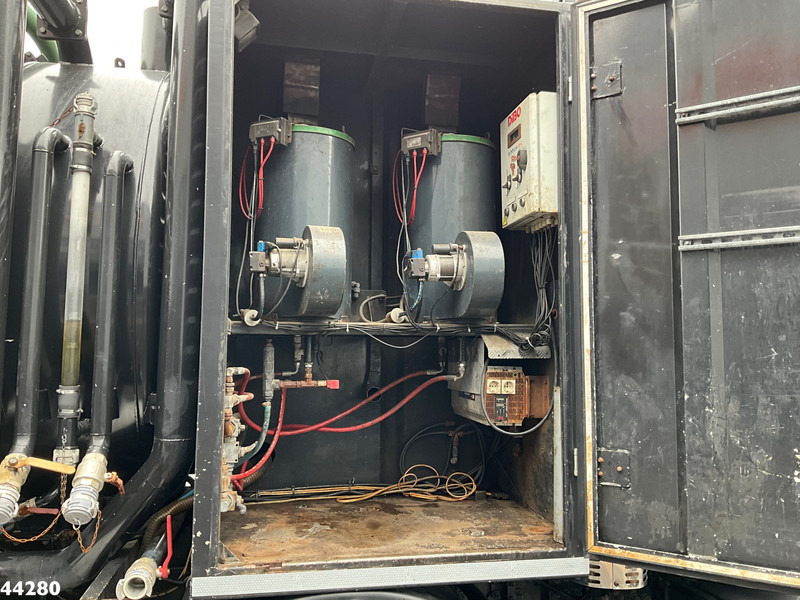 Vacuum truck Volvo FM 400 8x4 Manual Wicom Combi: picture 10