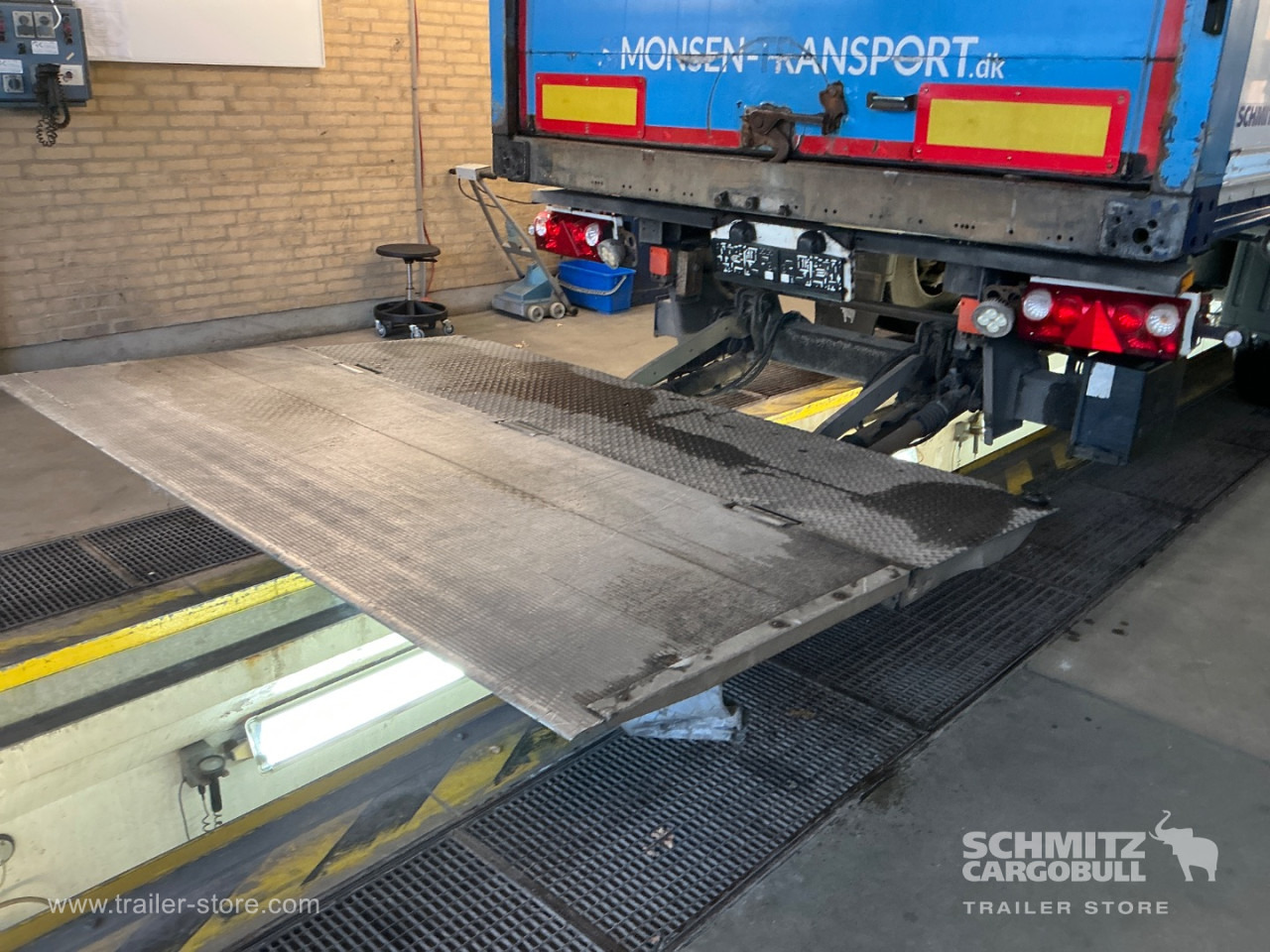 SCHMITZ Auflieger Trockenfrachtkoffer Taillift - Closed box semi-trailer: picture 3 SCHMITZ Auflieger Trockenfrachtkoffer Taillift - Closed box semi-trailer: picture 3