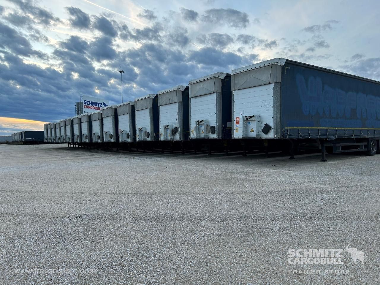 SCHMITZ Curtainsider Mega - Curtainsider semi-trailer: picture 1 SCHMITZ Curtainsider Mega - Curtainsider semi-trailer: picture 1