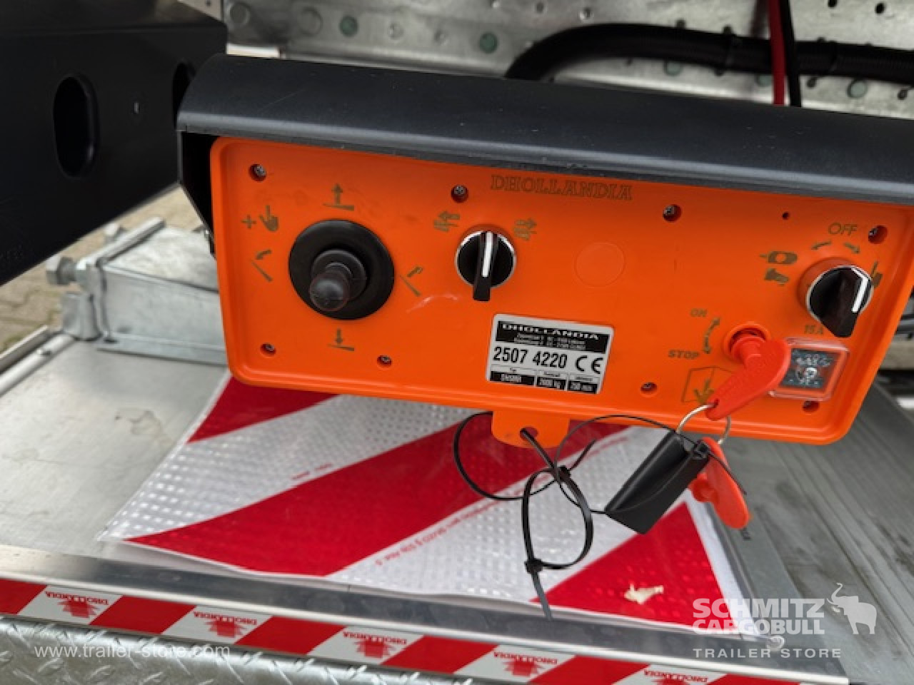 SCHMITZ Oplegger Kasten Standard Taillift - Closed box semi-trailer: picture 4 SCHMITZ Oplegger Kasten Standard Taillift - Closed box semi-trailer: picture 4