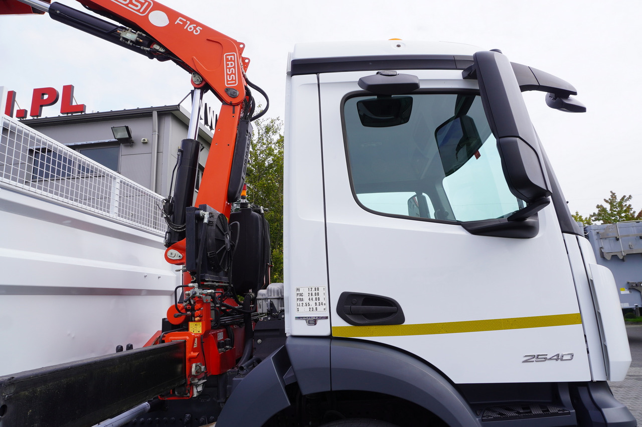 Dropside/ Flatbed truck, Crane truck MERCEDES-BENZ Antos 2540 / Flatbed 15 EPAL / Fassi F165 / 6.1 t / 8 m reach / remote control / rotator / 1600 MTH / steered axle: picture 18