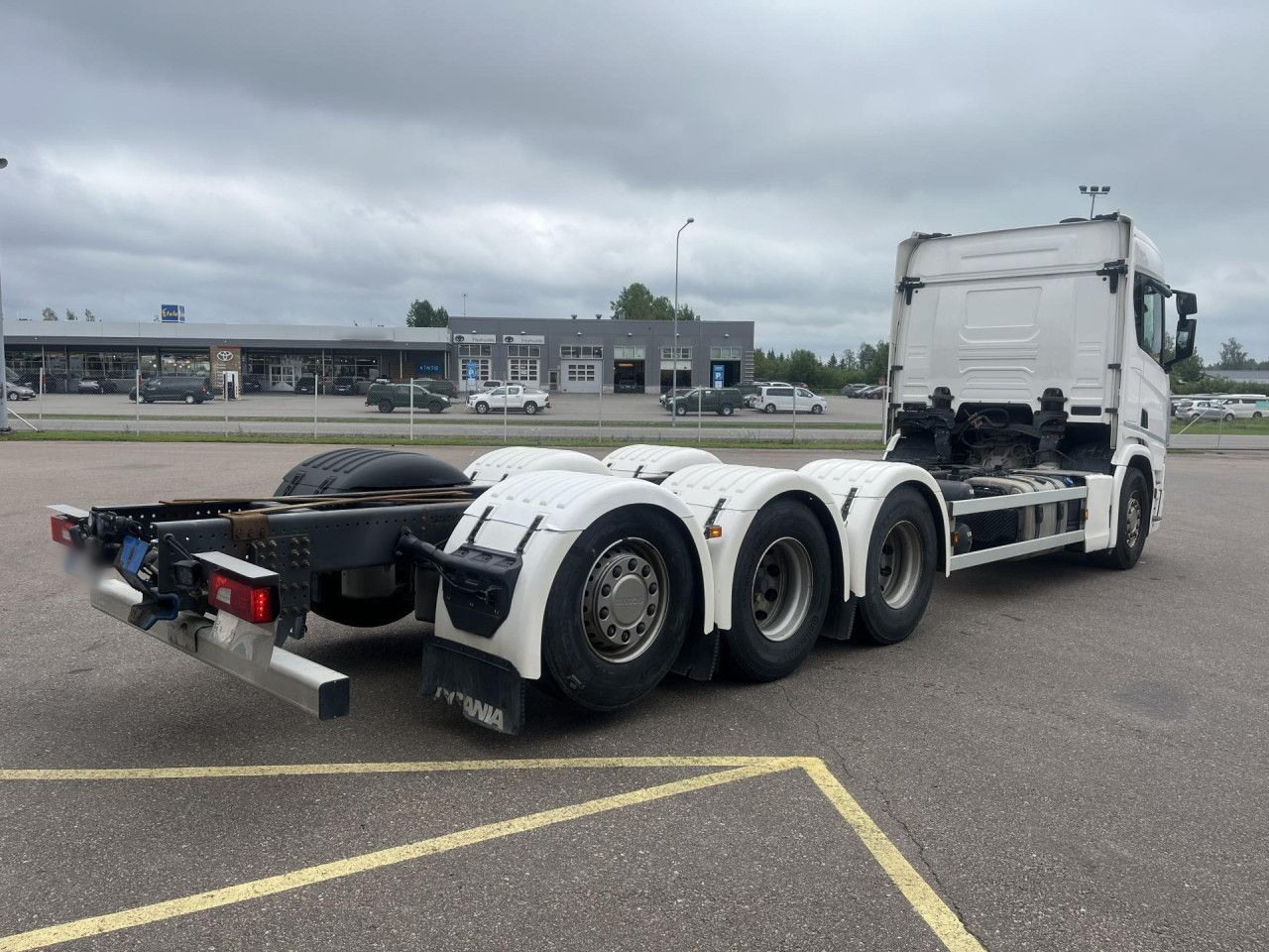 SCANIA R560 B8x4*4 / Chassis / sleeper cab / Power take-off - Cab chassis truck: picture 3 SCANIA R560 B8x4*4 / Chassis / sleeper cab / Power take-off - Cab chassis truck: picture 3