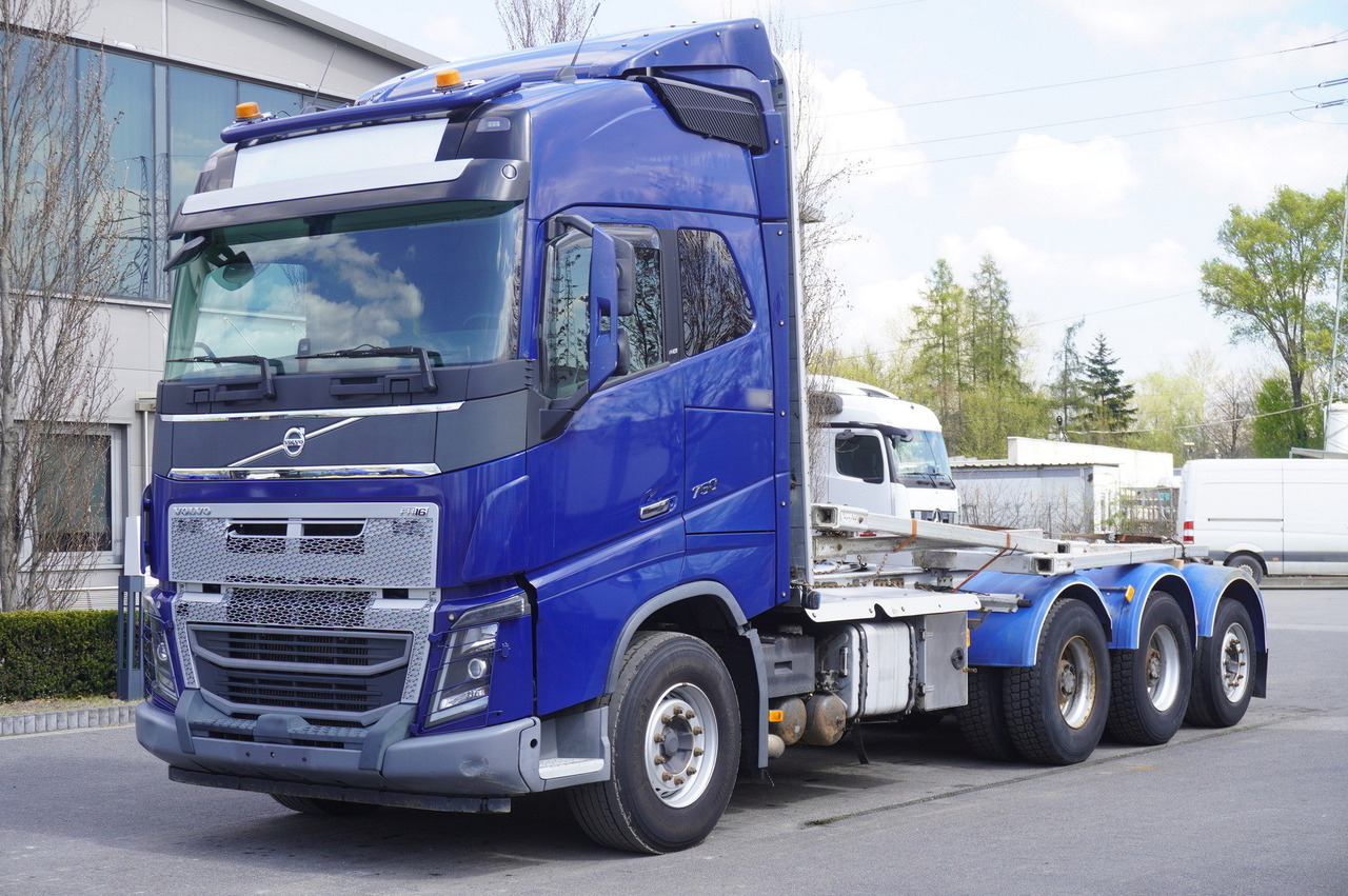 VOLVO FH16 750 8x4 / 750 HP! / 20 t load capacity / stanchion superstructure - Timber truck: picture 4 VOLVO FH16 750 8x4 / 750 HP! / 20 t load capacity / stanchion superstructure - Timber truck: picture 4