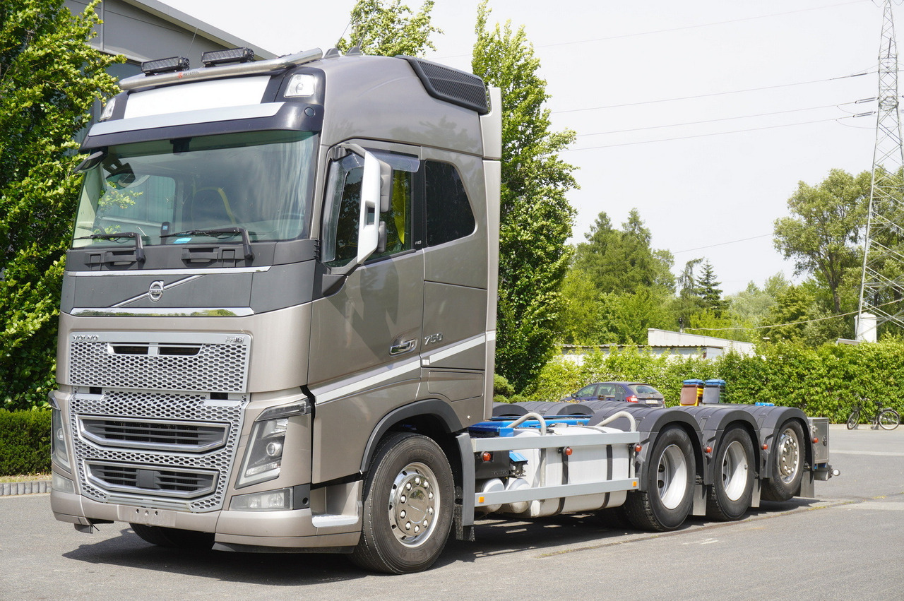 VOLVO FH16 750 8x4x4 / 750 HP! / Frame 685 cm / Steered 4th axle - Crane truck: picture 2 VOLVO FH16 750 8x4x4 / 750 HP! / Frame 685 cm / Steered 4th axle - Crane truck: picture 2