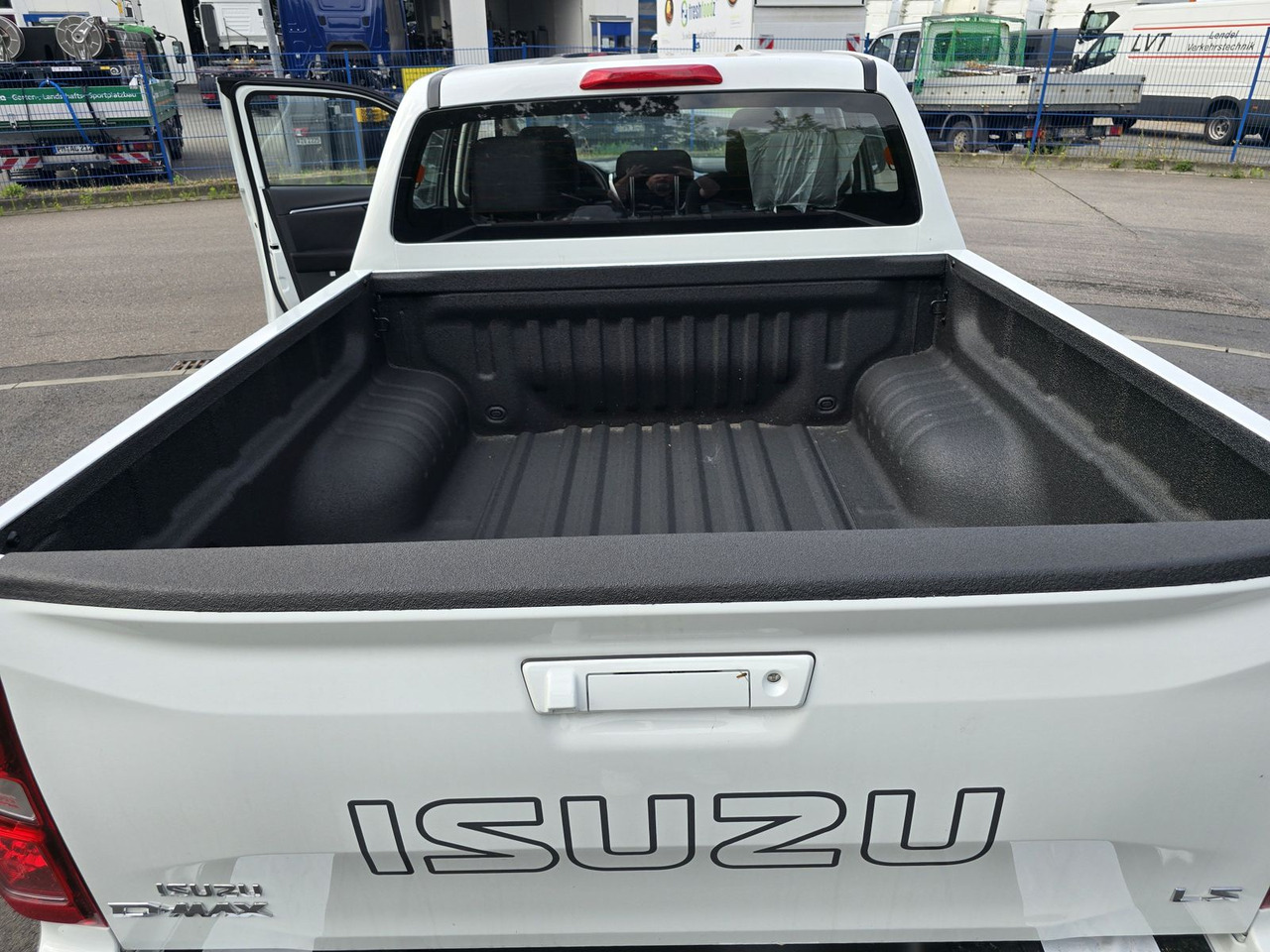 Isuzu PICK UP LS inkl. Ladeflächenausspritzung, 25er M - SUV: picture 4 Isuzu PICK UP LS inkl. Ladeflächenausspritzung, 25er M - SUV: picture 4