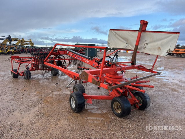 2012 Kuhn GA 7932 7.8 m Semi-Mount 2 Rotor Andaineur Hay Rake - Tedder/ Rake: picture 2 2012 Kuhn GA 7932 7.8 m Semi-Mount 2 Rotor Andaineur Hay Rake - Tedder/ Rake: picture 2