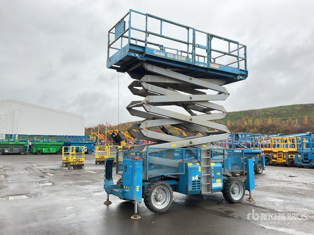 2010 Genie GS-5390 4x4 Diesel Scissor Lift - Scissor lift: picture 2 2010 Genie GS-5390 4x4 Diesel Scissor Lift - Scissor lift: picture 2