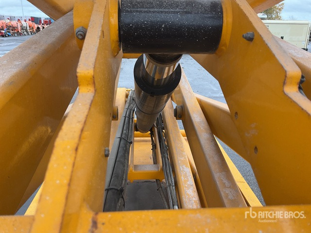 2015 Haulotte Compact 12 Electric Scissor Lift - Scissor lift: picture 5 2015 Haulotte Compact 12 Electric Scissor Lift - Scissor lift: picture 5