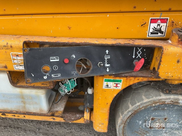2015 Haulotte Compact 8 Electric (Inoperable) Scissor Lift - Scissor lift: picture 5 2015 Haulotte Compact 8 Electric (Inoperable) Scissor Lift - Scissor lift: picture 5