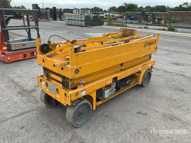 2015 Haulotte Compact 8 Electric (Inoperable) Scissor Lift - Scissor lift: picture 1 2015 Haulotte Compact 8 Electric (Inoperable) Scissor Lift - Scissor lift: picture 1