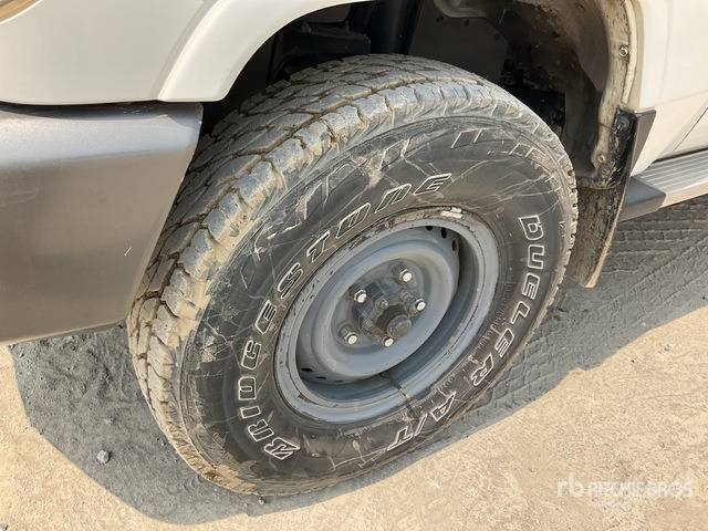 2011 Toyota Land Cruiser LX 76R 4x4 SUV - SUV: picture 5 2011 Toyota Land Cruiser LX 76R 4x4 SUV - SUV: picture 5