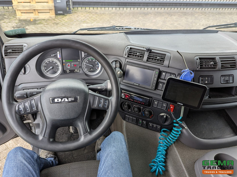 Interior photo 2: Refrigerator truck DAF FAN CF280 6x2/4 DayCab Euro6 - Koel-VriesBak 7.9m + Carrier Supra 1150MT + Laadklep 2000kg - 10/2025APK