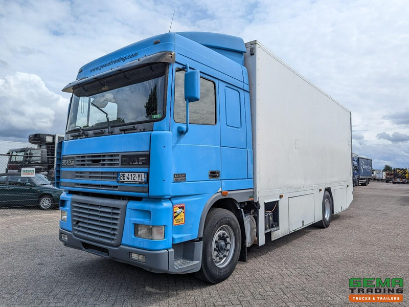 DAF XF95.430 4x2 Spacecab Euro2 - Retarder - Geslotenbak 7.7m - Handgeschakeld - Vangmuil - Box truck: picture 1 DAF XF95.430 4x2 Spacecab Euro2 - Retarder - Geslotenbak 7.7m - Handgeschakeld - Vangmuil - Box truck: picture 1
