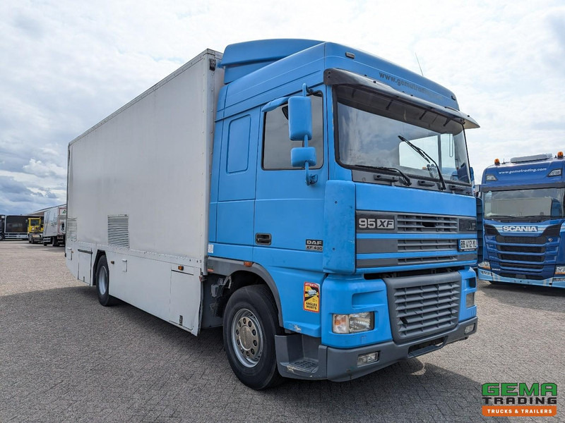 DAF XF95.430 4x2 Spacecab Euro2 - Retarder - Geslotenbak 7.7m - Handgeschakeld - Vangmuil - Box truck: picture 2 DAF XF95.430 4x2 Spacecab Euro2 - Retarder - Geslotenbak 7.7m - Handgeschakeld - Vangmuil - Box truck: picture 2