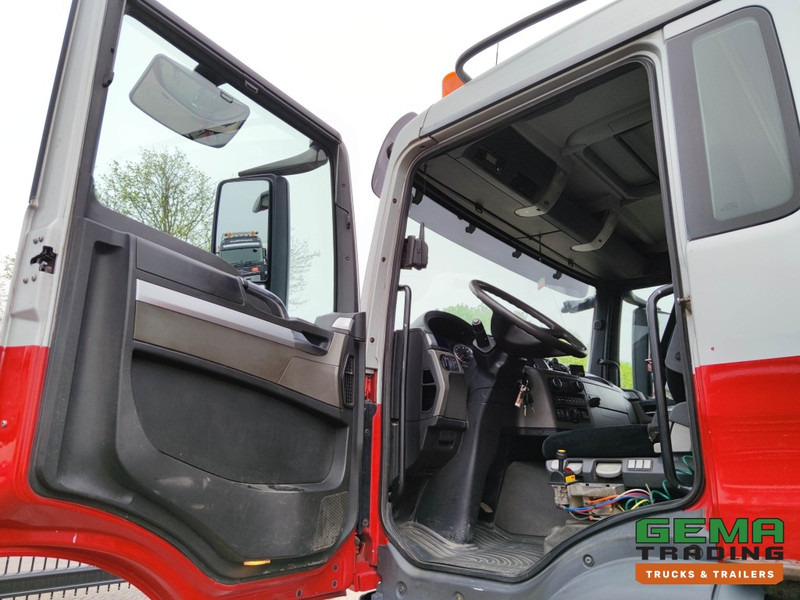 Interior photo 2: Leasing of MAN TGS 26.400 6x6 4 Daycab Euro4 - HMF1643Z2 - Hyva 2-Zijdige Kipper 5.4m. - REBUILT ENGINE - TOP! (V584) MAN TGS 26.400 6x6 4 Daycab Euro4 - HMF1643Z2 - Hyva 2-Zijdige Kipper 5.4m. - REBUILT ENGINE - TOP! (V584)