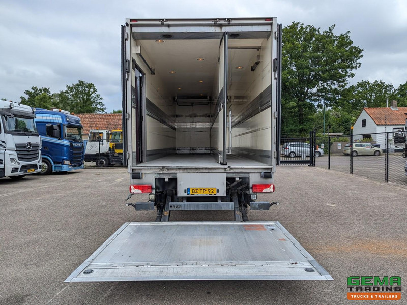 Scania P230 4x2 Dagcab Euro5 - Koel-VriesBak 8.4m + Carrier Supra 950MT + Laadklep 2000kg - Refrigerator truck: picture 4 Scania P230 4x2 Dagcab Euro5 - Koel-VriesBak 8.4m + Carrier Supra 950MT + Laadklep 2000kg - Refrigerator truck: picture 4