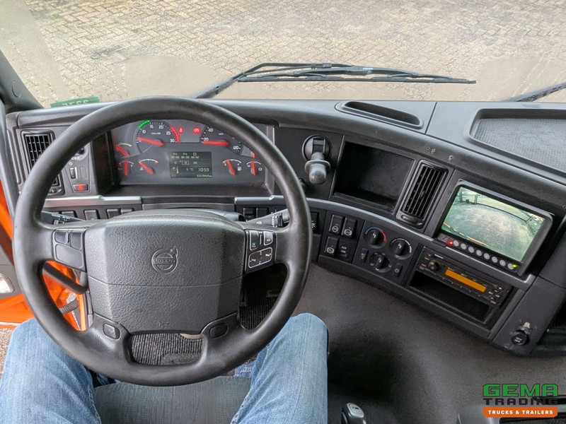 Interior photo 1: Leasing of Volvo FM330 6x2/4 Daycab Euro5 EEV - SchuifzeilenBak 6.7m. - KooiAap Aansluiting - HH Vloer - Rongen Volvo FM330 6x2/4 Daycab Euro5 EEV - SchuifzeilenBak 6.7m. - KooiAap Aansluiting - HH Vloer - Rongen