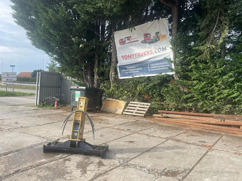 Soosan SB30 Hydraulic Breaker Skid steer - Attachment for Construction machinery: picture 2 Soosan SB30 Hydraulic Breaker Skid steer - Attachment for Construction machinery: picture 2