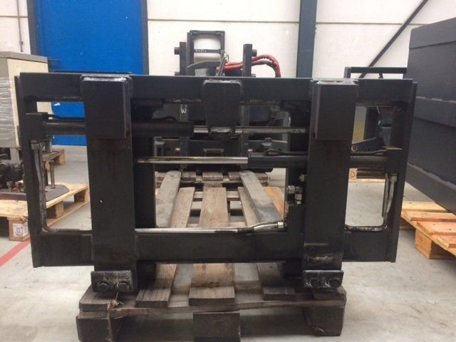 Cascade Fork positioner - Attachment for Material handling equipment: picture 1 Cascade Fork positioner - Attachment for Material handling equipment: picture 1