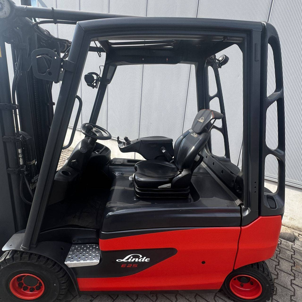 Linde E25L (387) - Electric forklift: picture 3 Linde E25L (387) - Electric forklift: picture 3