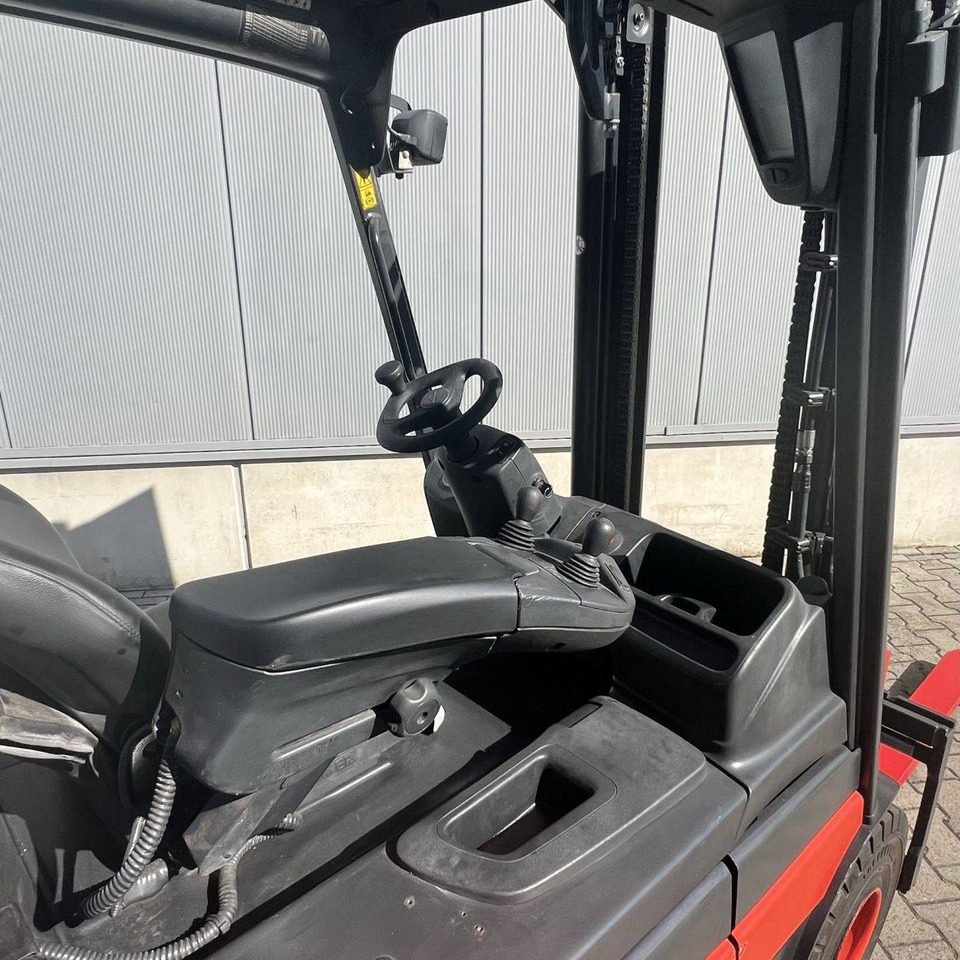 Linde E30 (387) - Electric forklift: picture 3 Linde E30 (387) - Electric forklift: picture 3