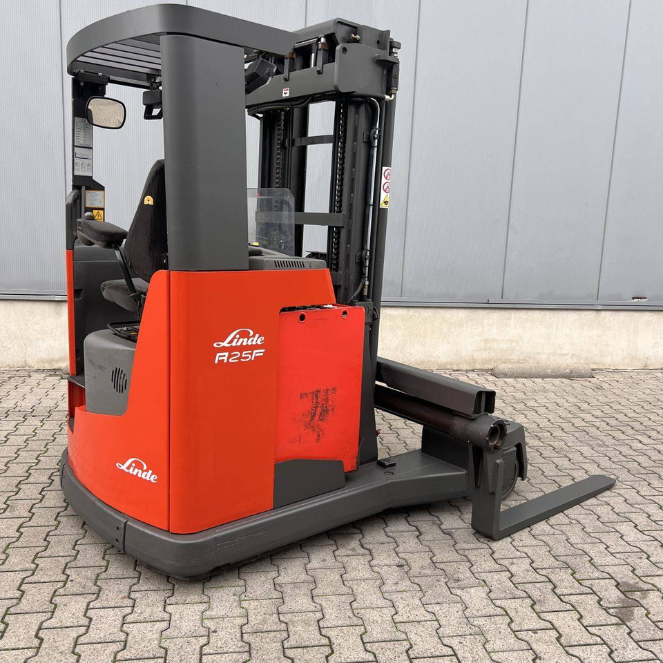 Linde R25F - 4-way reach truck: picture 1 Linde R25F - 4-way reach truck: picture 1