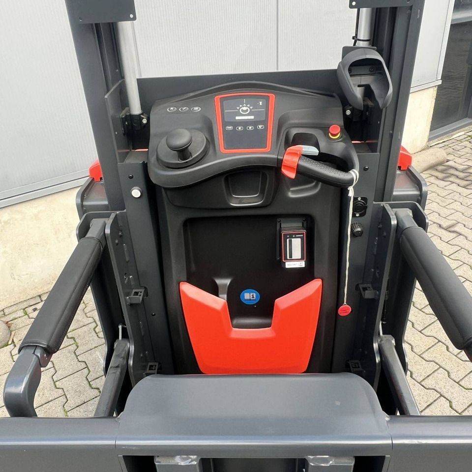 Linde V10-02 (5212) - Order picker: picture 2 Linde V10-02 (5212) - Order picker: picture 2