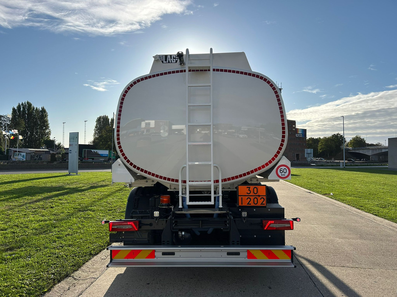 New Tank truck SCANIA P370: picture 9