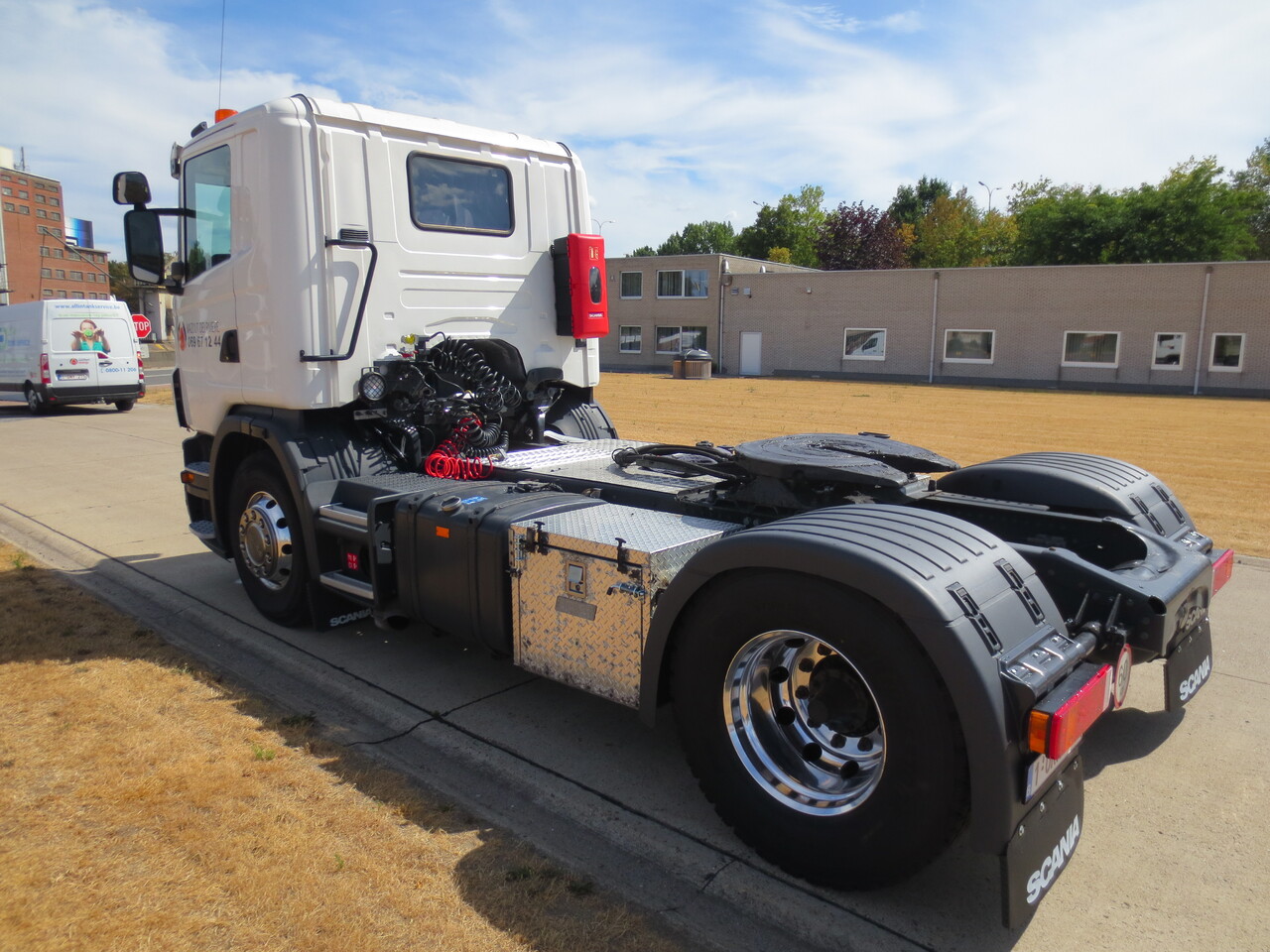 Tractor unit Scania P420: picture 9