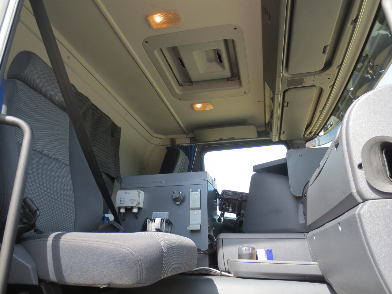 Tractor unit Scania P420: picture 11