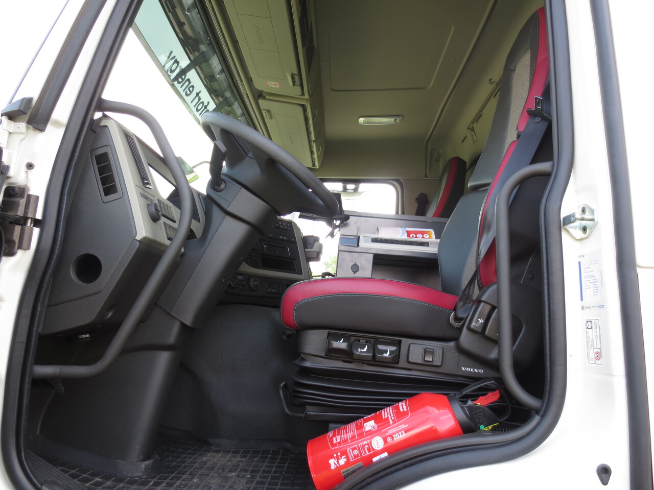 Interior photo 1: Leasing of VOLVO FM VOLVO FM Interior photo 1: Leasing of VOLVO FM VOLVO FM