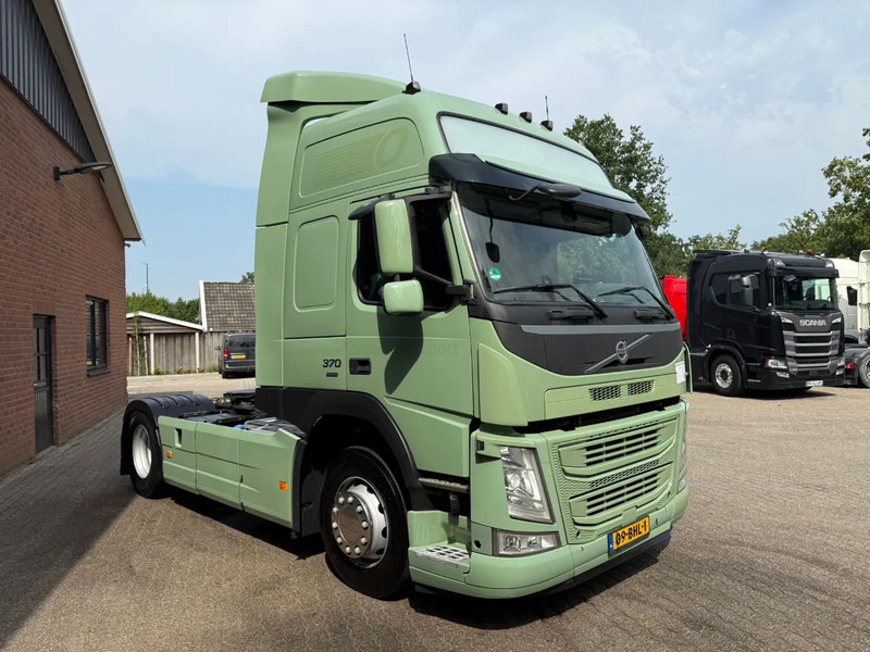 Volvo FM 370 Globetrotter XL Xenon Side skirts NL Truck - Tractor unit: picture 2 Volvo FM 370 Globetrotter XL Xenon Side skirts NL Truck - Tractor unit: picture 2