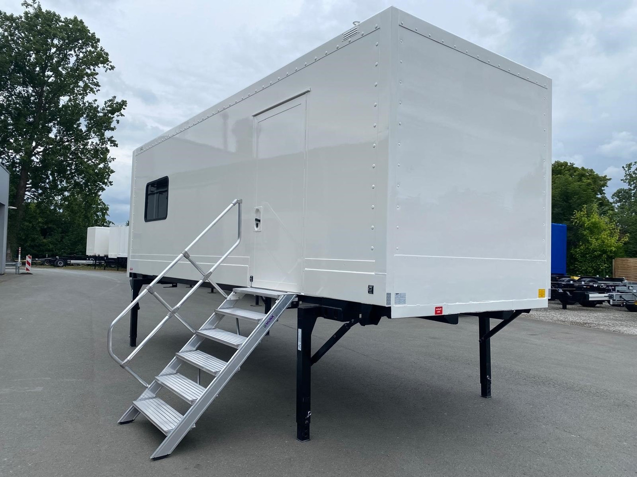 Krone MIT FENSTER UND TÜR als mobiler Aufenthaltsraum, LACK NEU! - Swap body - box: picture 2 Krone MIT FENSTER UND TÜR als mobiler Aufenthaltsraum, LACK NEU! - Swap body - box: picture 2