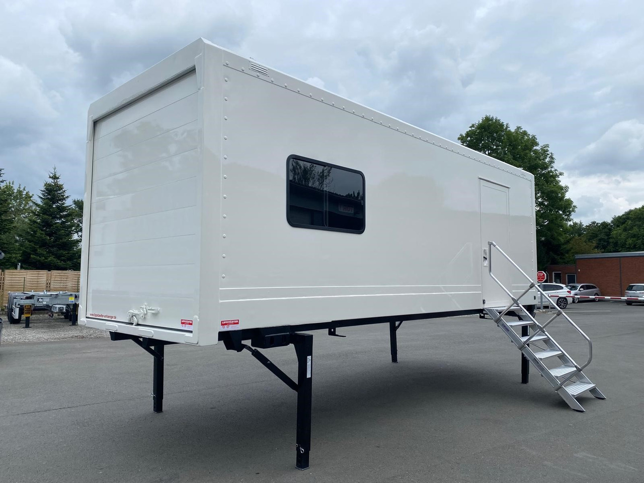 Krone MIT FENSTER UND TÜR als mobiler Aufenthaltsraum, LACK NEU! - Swap body - box: picture 1 Krone MIT FENSTER UND TÜR als mobiler Aufenthaltsraum, LACK NEU! - Swap body - box: picture 1