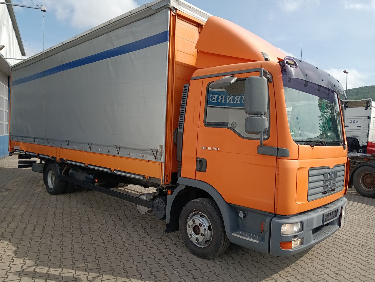MAN TGL 12.210 4x2 KLIMA,AHK, 7,3m SCHWARZMÜLLER TÜV - Curtainsider truck: picture 2 MAN TGL 12.210 4x2 KLIMA,AHK, 7,3m SCHWARZMÜLLER TÜV - Curtainsider truck: picture 2