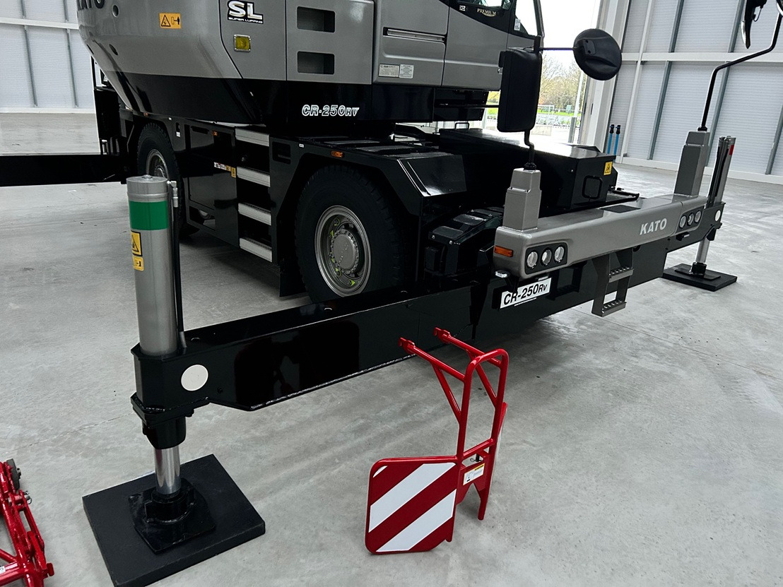 Mobile crane KATO CR-250Rv , 25 Ton City Crane with Only 1,991 hours: picture 28